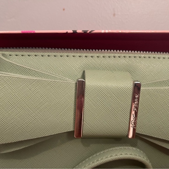 Betsey Johnson Wristlet NEW in Box with tag Zip Around Wallet Sage Green Big Bow - Picture 3 of 6